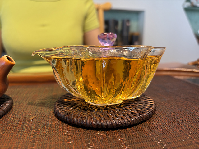 图为春城茶厂马帮牌2002年攸乐青饼蛮砖款
