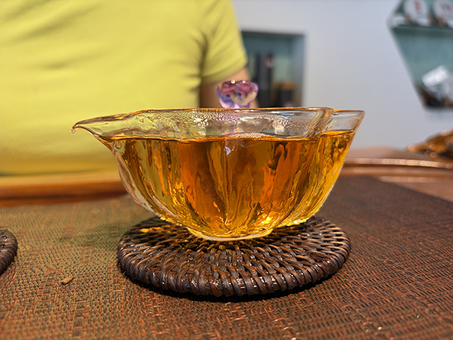 图为春城茶厂马帮牌2002年攸乐青饼蛮砖款