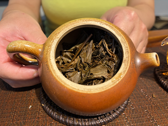 图为春城茶厂马帮牌2002年攸乐青饼蛮砖款