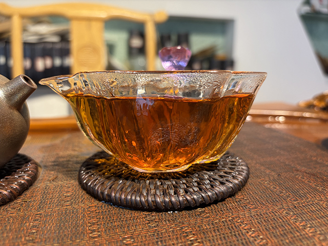 图为春城茶厂1995年甲级熟沱