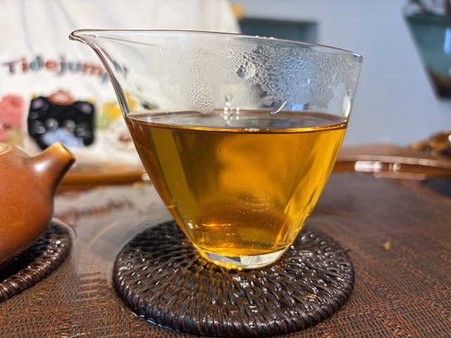 图为春城茶厂1995年甲级青沱