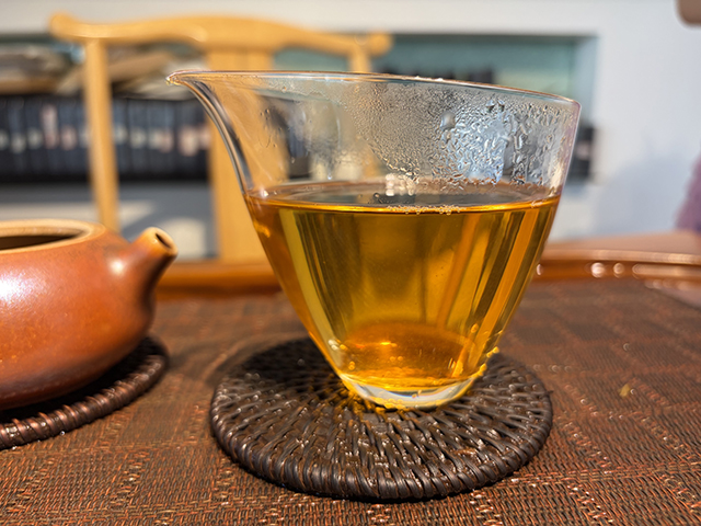 图为春城茶厂1995年甲级青沱