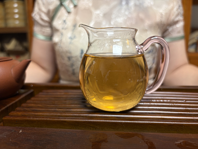 图为福海厂2003年易武正山小金瓜沱茶