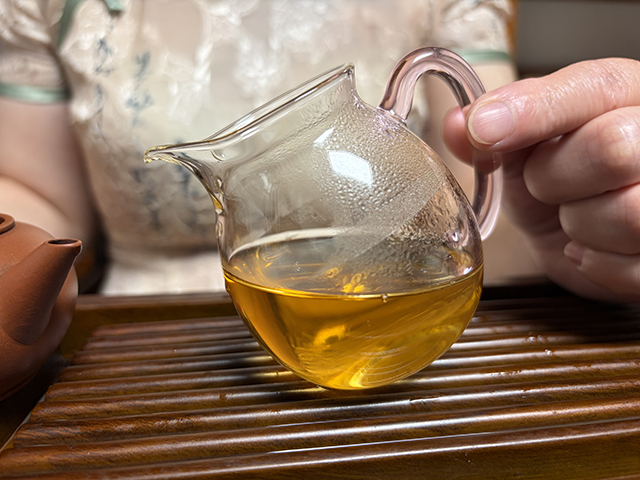 图为福海厂2003年易武正山小金瓜沱茶