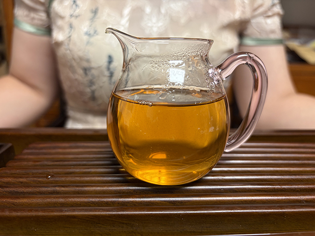 图为福海厂2003年易武正山小金瓜沱茶