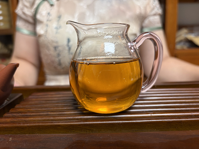 图为福海厂2003年易武正山小金瓜沱茶