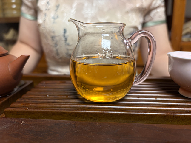图为福海厂2003年易武正山小金瓜沱茶