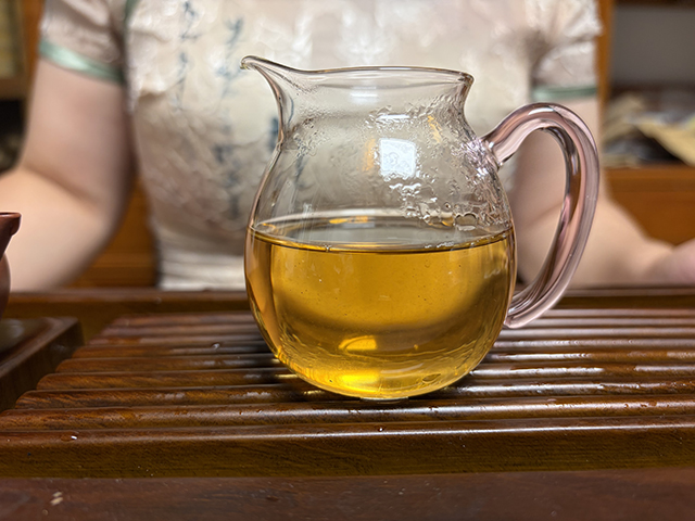 图为福海厂2003年易武正山小金瓜沱茶