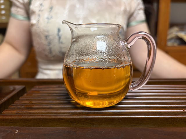 图为福海厂2003年易武正山小金瓜沱茶