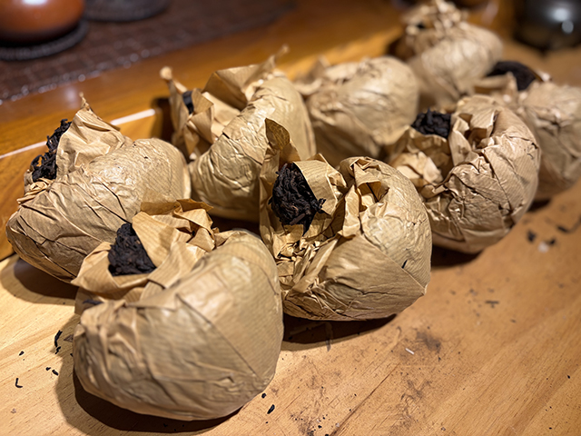 图为私藏茶1999年磨菇沱熟沱