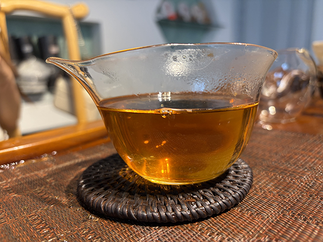 图为春城茶厂1995年甲级青沱