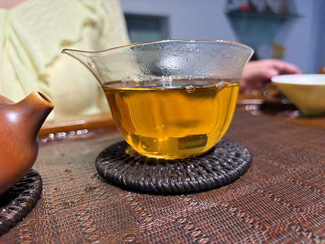 图为春城茶厂1995年甲级青沱