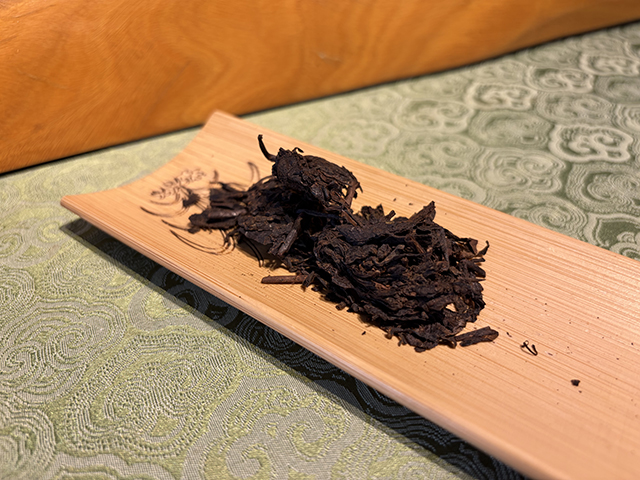 图为私藏茶1999年磨菇沱熟沱