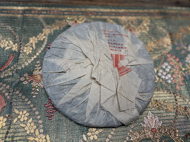 图为花园茶厂2004年班章有机饼茶