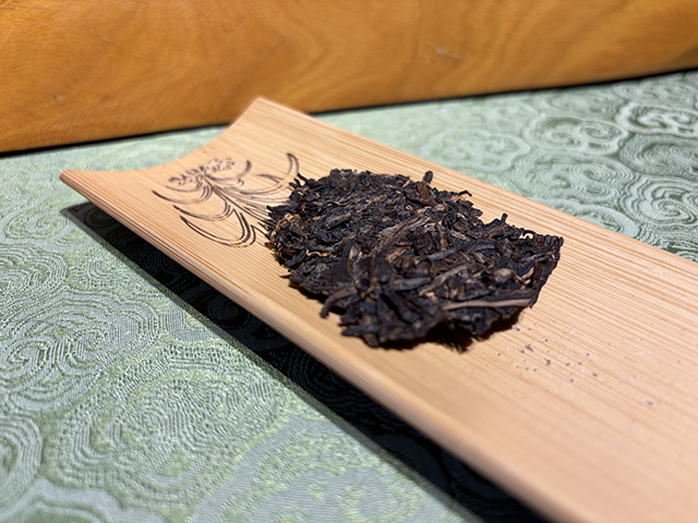 图为花园茶厂2004年班章有机饼茶