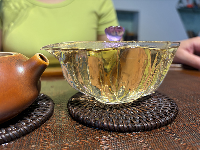 图为花园茶厂2004年班章有机饼茶