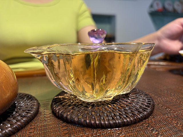 图为花园茶厂2004年班章有机饼茶