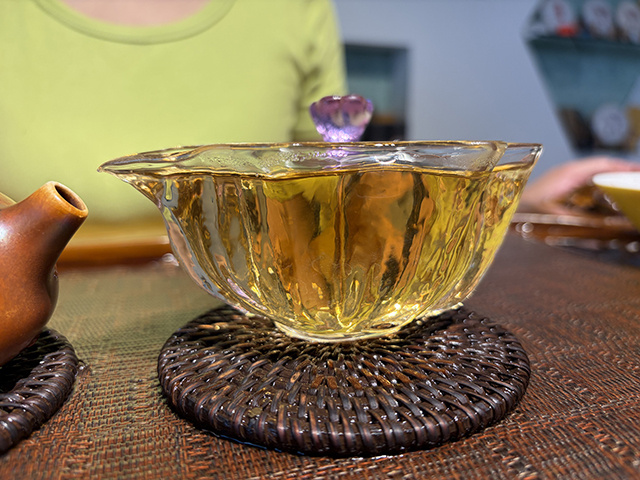 图为花园茶厂2004年班章有机饼茶