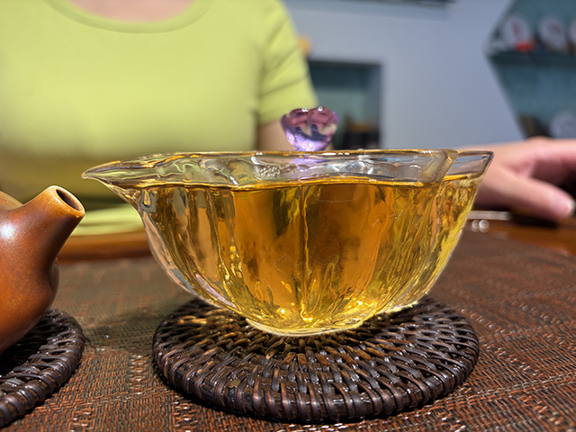 图为花园茶厂2004年班章有机饼茶