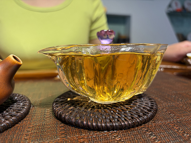 图为花园茶厂2004年班章有机饼茶
