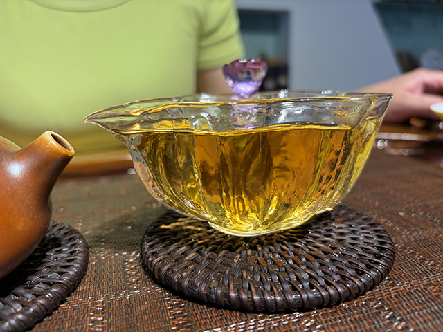 图为花园茶厂2004年班章有机饼茶