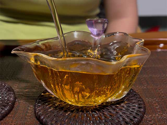 图为花园茶厂2004年班章有机饼茶