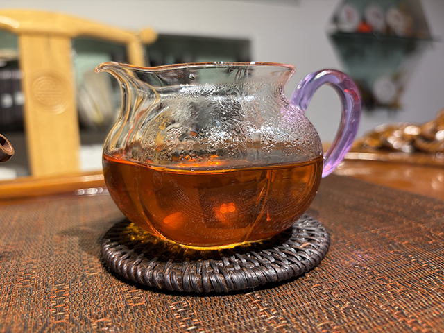 图为1999年大渡岗圆宝七子饼茶