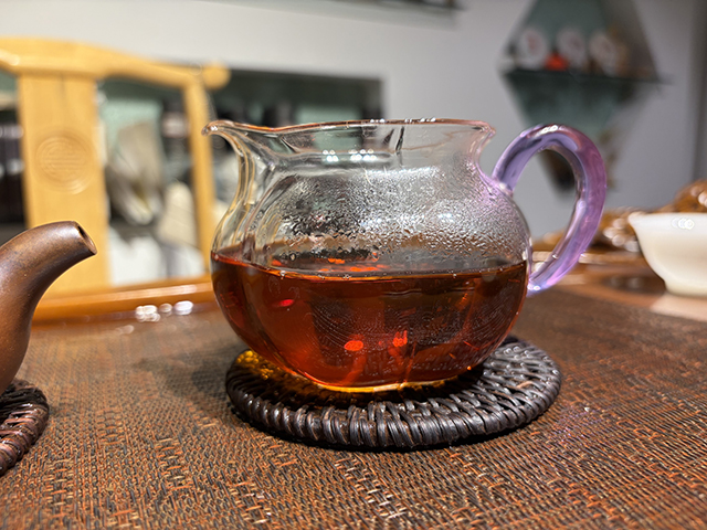 图为1999年大渡岗圆宝七子饼茶