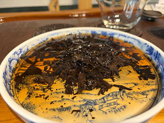 图为私藏茶1999年磨菇沱熟沱