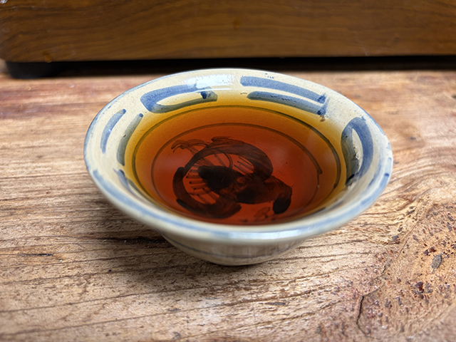 图为80年代末下关双飞红印铁饼