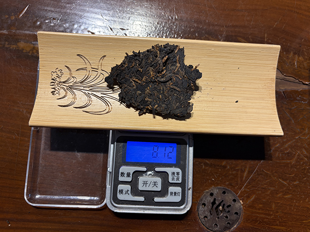 图为紫爵龙2015年普洱熟茶