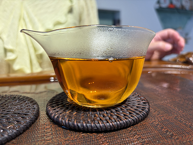 图为紫爵龙2015年普洱熟茶