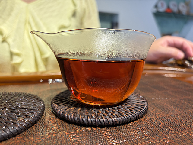 图为紫爵龙2015年普洱熟茶