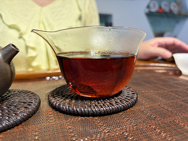 图为紫爵龙2015年普洱熟茶