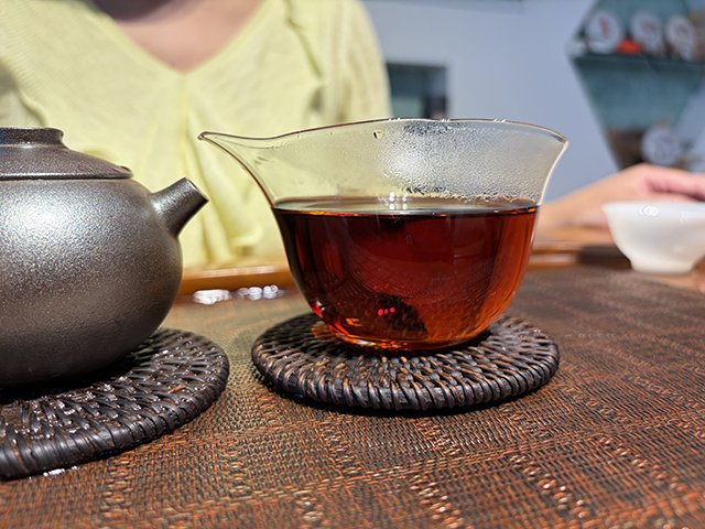 图为紫爵龙2015年普洱熟茶