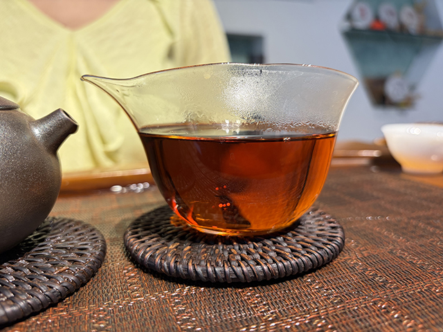 图为紫爵龙2015年普洱熟茶