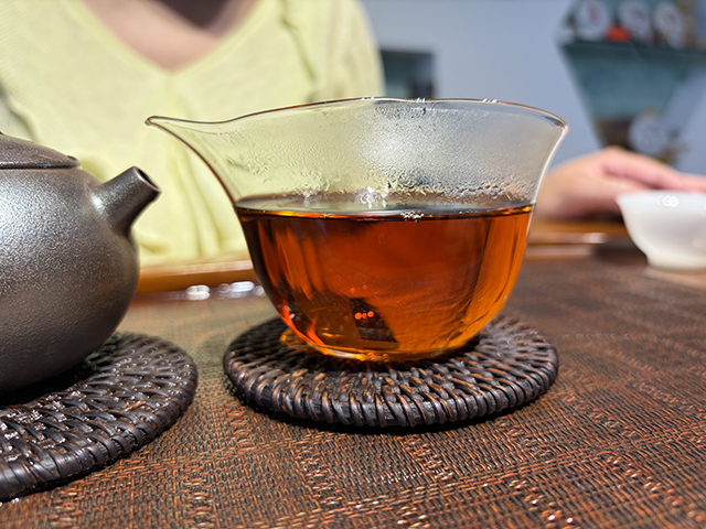 图为紫爵龙2015年普洱熟茶