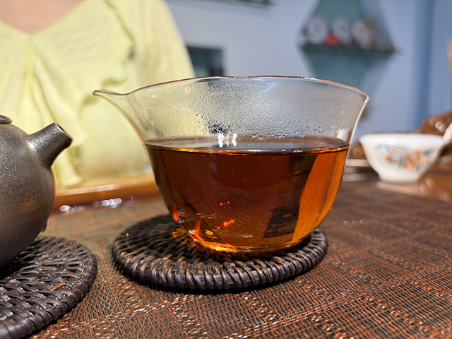 图为紫爵龙2015年普洱熟茶