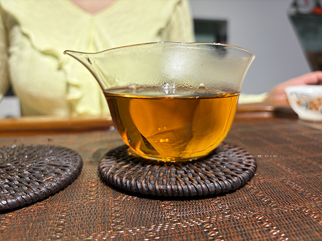 图为紫爵龙2015年普洱熟茶