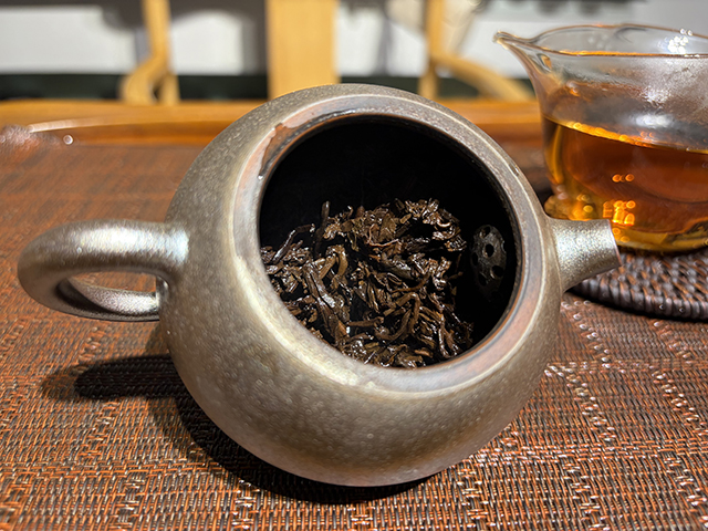 图为紫爵龙2015年普洱熟茶