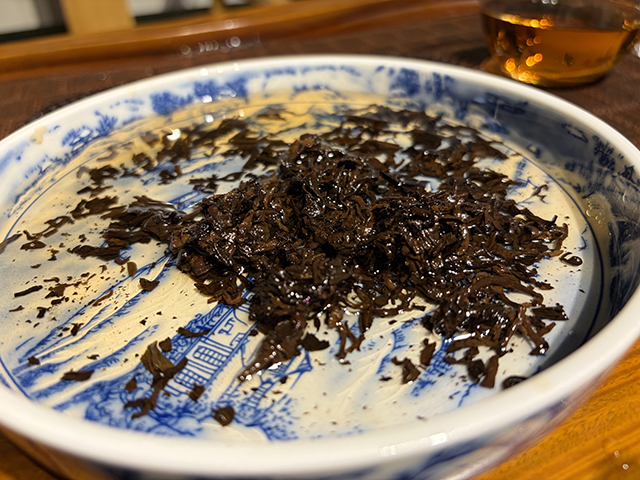 图为紫爵龙2015年普洱熟茶