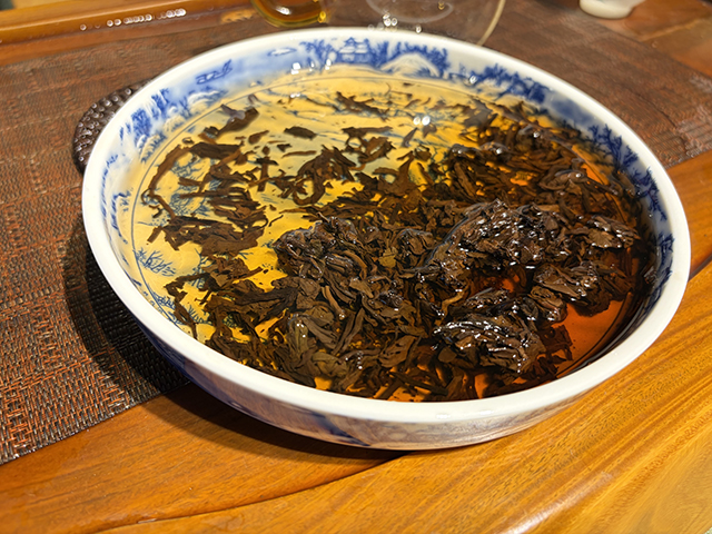 图为紫爵龙2015年普洱熟茶