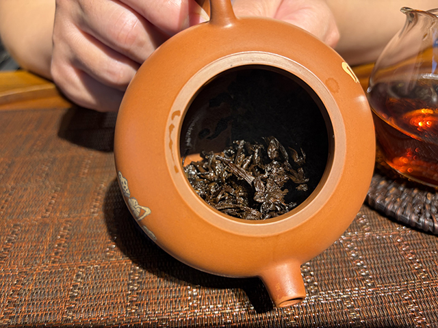 图为紫爵龙2015年普洱熟茶