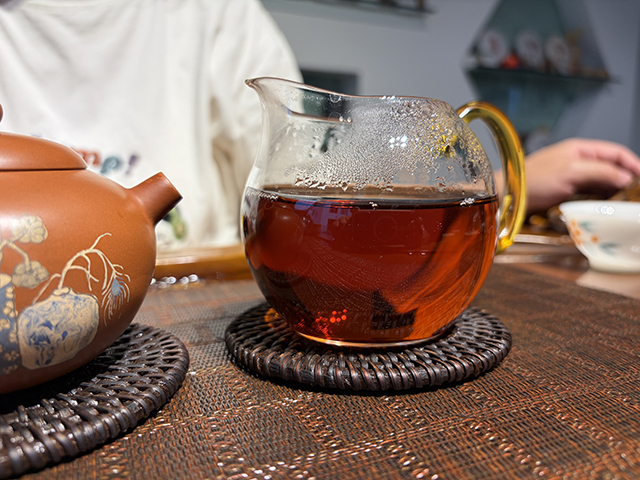 图为紫爵龙2015年普洱熟茶