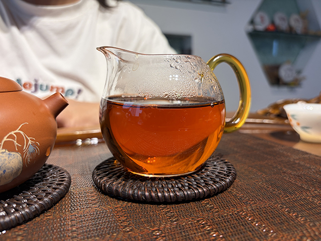 图为紫爵龙2015年普洱熟茶
