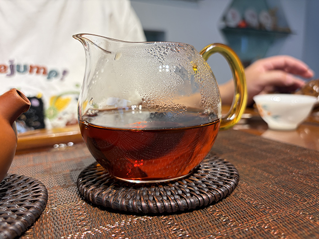 图为紫爵龙2015年普洱熟茶