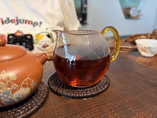 图为紫爵龙2015年普洱熟茶