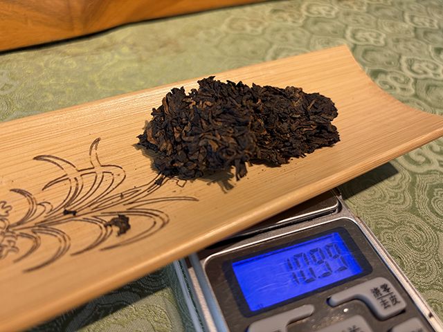 图为紫爵龙2015年普洱熟茶
