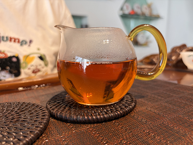 图为紫爵龙2015年普洱熟茶