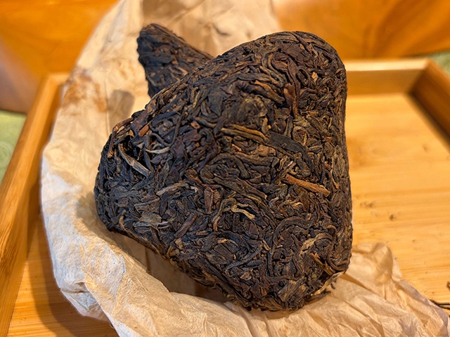 图为猛景茶庄90年代黑标蘑菇沱青沱